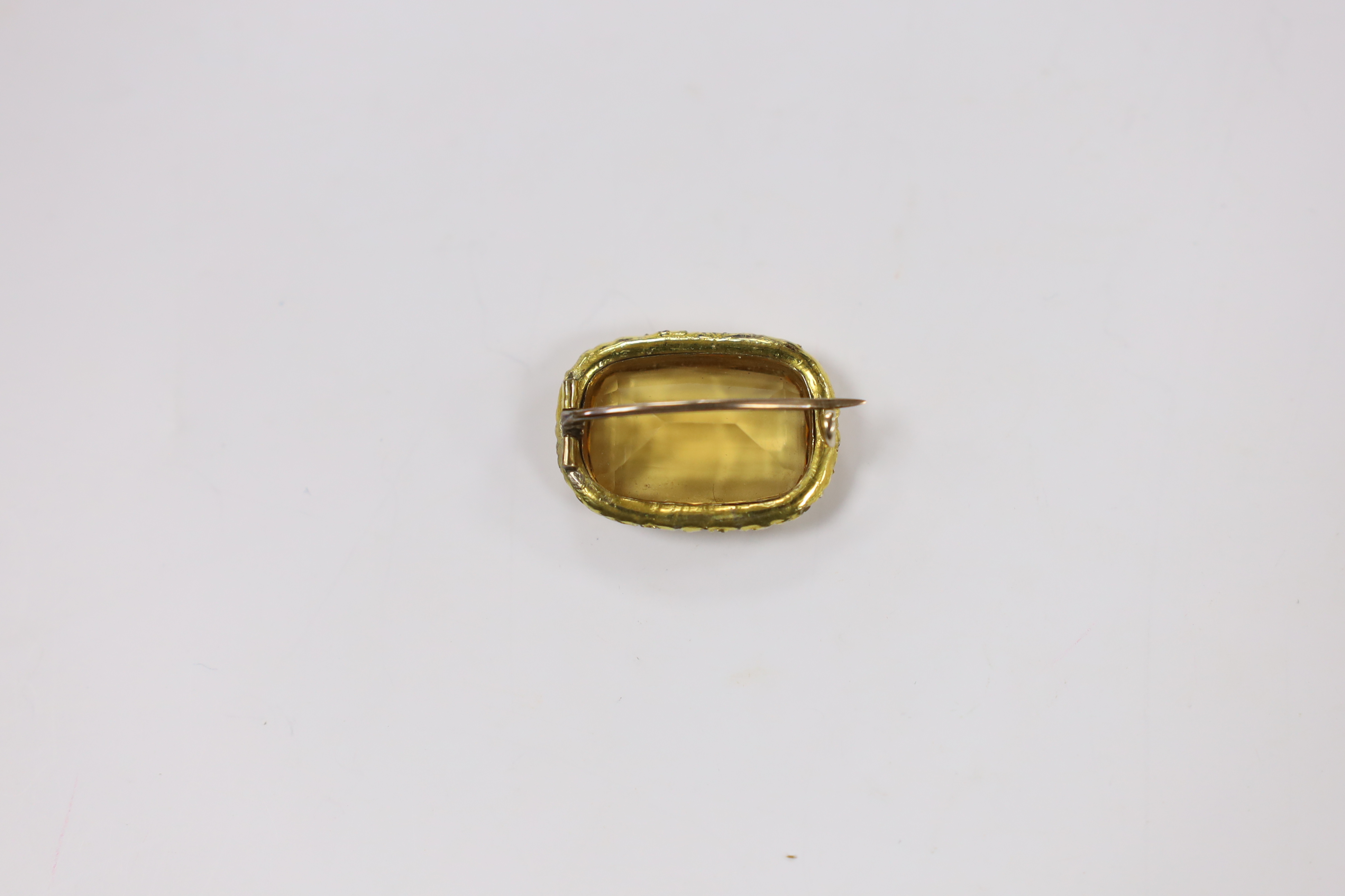 A Victorian yellow metal and citrine set oval brooch, 26mm, gross weight 7.7 grams.